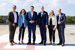 V. l.: Kaufmännischer Geschäftsführer Jan-Olaf Klok (skbs); medizinische Geschäftsführerin Priv. Doz. Dr. Alina Dahmen (skbs); Oberbürgermeister Dr. Thorsten Kornblum; Dr. Jan Wolff (KHM); Geschäftsführende Vorständin Bianca Wessels (HEH); Erster Stadtrat Christian A. Geiger. Foto: skbs / Björn Petersen 