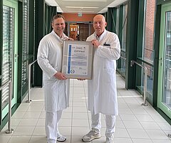 Daniel Kümpfel, Oberarzt und Sektionsleiter Wirbelsäulenorthopädie am HEH und Prof. Dr. med. Karl-Dieter Heller, Ärztlicher Direktor und Chefarzt der Orthopädischen Klinik 