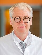 Portrait von Prof. Dr. med. Frank Schmitz, Chefarzt der Medizinischen Klinik